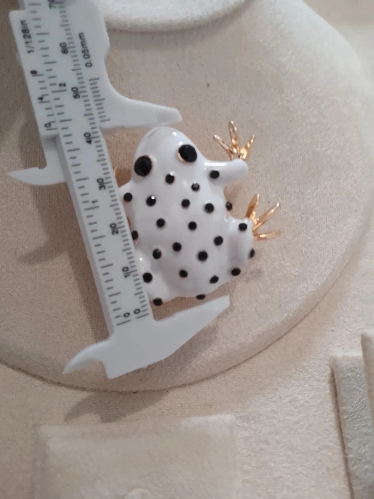 Broche Rana arbórea blanca y negra – photo 2